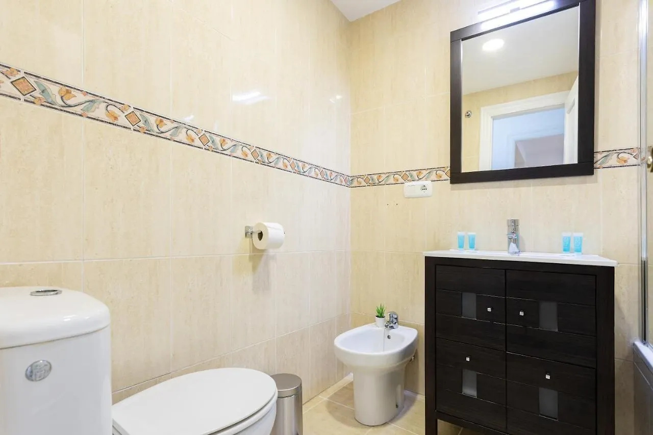 Holidays2Malaga Capuchinos French Balconies, Private Parking, Wifi & Air Con 0*, Malaga